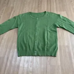 緑カーディガン 配色袖