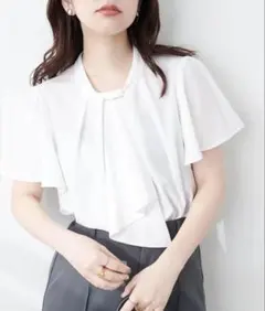 ゴールドバー付きボウタイブラウス　ホワイト