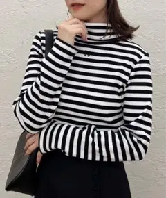 NICE CLAUP イニシャル刺繍ハイネックトップス
