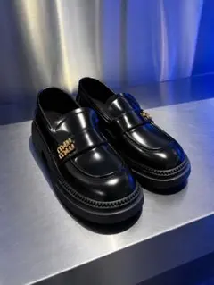 極美品❣️MIU MIU フレイムモチーフ 厚底ローファー 本革 23.5 箱付属 極美品❣️MIU MIU フレイムモチーフ 厚底ローファー 本革 23.5 箱付属