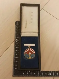 警察階級章 巡査部長 制服徽章 当時物 日本警察 旭日章 レプリカ
