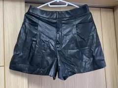 ZARA フェイクレザー ショートパンツ