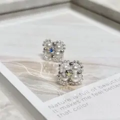 パールピアス　ハンドメイドアクセサリー　ビーズ刺繍　花　クローバー　白　キラキラ