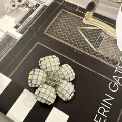 最終お値引き‼️花形クリスタルブローチ