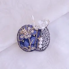 87. ビーズ刺繍ブローチ　りんご　ネイビー　パール　林檎