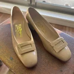 今だけ値下げ！Ferragamoベージュ パンプス22.5型崩れなし汚れあり
