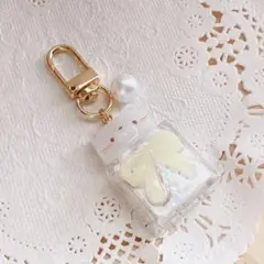 ねこのプレゼントボックスキーホルダー シャカシャカ レジン ハンドメイド