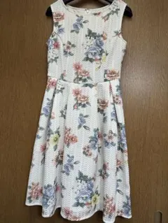 L'EST ROSE 花柄ノースリーブワンピース ひざ丈