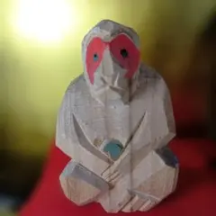 木製猿の彫刻 赤と青のアクセント