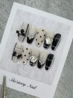 ネイルチップセット 黒とベージュのデザイン