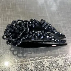 ビーズ装飾付き黒ヘアクリップ