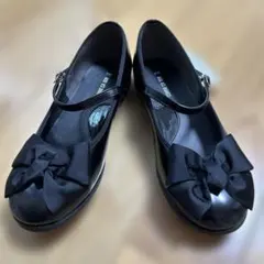 新品未使用☆コムサイズム　黒リボン付エナメル調　ワンストラップシューズ23㎝