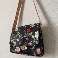 レディース　花柄ショルダーバッグ　黒　コンパクト