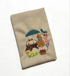 刺繍ブックカバー　クマさんのティータイム　アップルパイ　文庫本　A6判