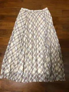 97【新古品】ナチュラルビューティーベーシック　ロングスカートのサムネイル