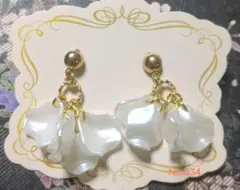 揺れる ピアス ホワイト ゴールド金具 花　 レディース No.034