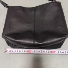 黒いレザーショルダーバッグ