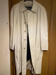 ベージュのトレンチコートです。1980年代くらいのものです。