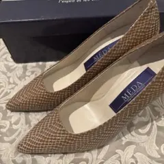 MEDA ブラウンヘビ柄パンプス 7cmヒール