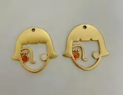 顔デザインの金色メタルピアス