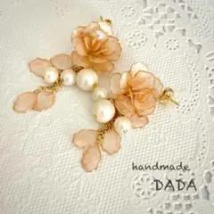 薔薇とパールの華やかピアス　　ベビーピンク