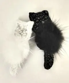 ビーズ刺繍ブローチ（寄り添い猫）