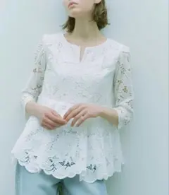 【美品】カデュネ　CADUNE フリルバンドカラーシャツ　サイズ38 ホワイト CADUNE（カデュネ）の「フリルカラーブラウス（シャツ/ブラウス）」 - WEAR