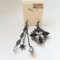 アシンメトリーピアス　シルバー＆ブラック　クールエレガント