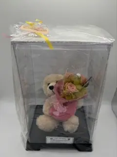 ピンクの花とぬいぐるみのギフトアレンジメント。