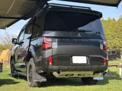 新車外し未使用、新型デリカD5純正リアガーニッシュ一体リアエンブレム