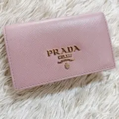 美品✨PRADA カードケース 名刺入れ サフィアーノレザー ロゴ金具 ピンクのサムネイル