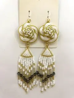 1384  ゴールド×白　カメリア　ビーズタッセル