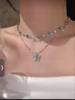 新作一点限り、蝶モチーフの青色2連ネックレス