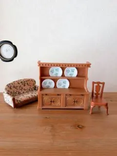 シルバニアファミリー　アーバンライフ　サイドボード食器棚　イス　ソファー