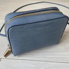 CHARLES & KEITH クロコダイル風ショルダーバッグ