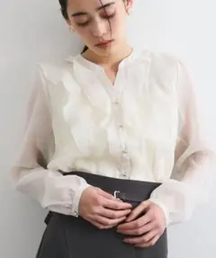 ラッフルブラウス