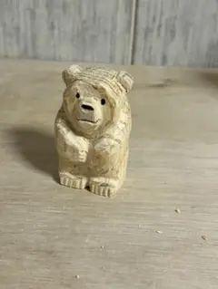 手彫り木製二本足クマ置物 約7cm