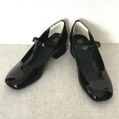 極美品 フェリシモ ミュージアム部 音が響きにくいエナメルTストラップシューズのサムネイル