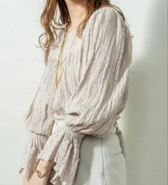mystic シャーリング袖フレアブラウス ベージュ