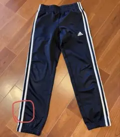 adidas 黒 ストライプ ジャージ130cm