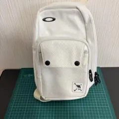 OAKLEY ボディバッグ ホワイト◯のサムネイル