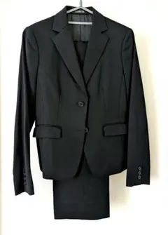 黒いシングルボタンのレディーススーツ