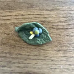 ハンドメイド 葉っぱと木の実のブローチ