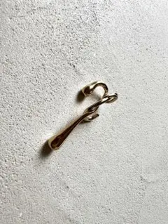 ゴールド 流線型 デザインイヤーカフ