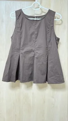 Beautiful Basement Online -ブラウンのペプラムトップス