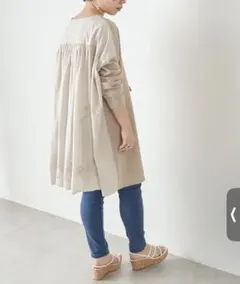 ビアズリー 後ろ刺繍チュニック ベージュ - メルカリ