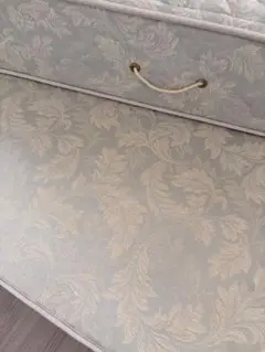 オークション中のベッド