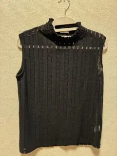 黒のリブ編みハイネックタンクトップ