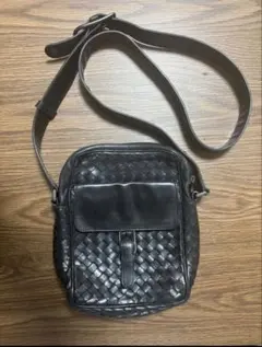 ボッテガ(BOTTEGA) 黒レザーショルダーバッグ 編み込みデザインのサムネイル