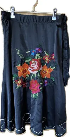 ムチャチャ 花柄刺繍フレアスカート 黒のサムネイル